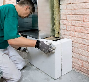 Braskassett: Lättbetongblocken limmas ihop med speciallim Braskassett: Lättbetongblocken limmas ihop med speciallim